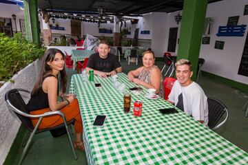 La famila Vallejo atendió a AS en el bar que regentan en Chiclana.