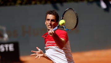 MADRID, 26/04/2023.- El tenista español Albert Ramos-Viñolas devuelve la bola al bielorruso Illya Ivashka, este miércoles, durante las primeras rondas del Masters 1000 de Madrid que se celebra en la Caja Mágica. EFE/ Rodrigo Jiménez
