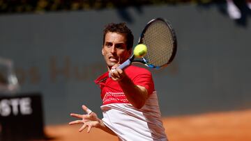 MADRID, 26/04/2023.- El tenista español Albert Ramos-Viñolas devuelve la bola al bielorruso Illya Ivashka, este miércoles, durante las primeras rondas del Masters 1000 de Madrid que se celebra en la Caja Mágica. EFE/ Rodrigo Jiménez
