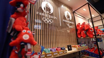 Imagen de una tienda con productos oficiales de los Juegos Olímpicos de París 2024.