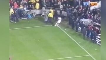 La osadía de Figo en el Camp Nou mientras le llovía de todo