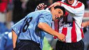 APOYO A URUGUAY. Correa exhibió la camiseta de su país pensando en ir al Mundial.