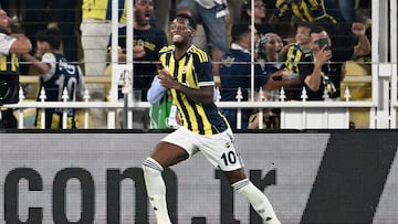 Fenerbahce's Colombian forward #10 Jhon Duran celebrates after scoring his team's second goal during the UEFA Champions League 3rd round second leg football match between Fenerbahce (TUR) and Feyenoord (NED) at the Fenerbahce Sukru Saracoglu Sport Complex in Istanbul on August 12, 2025. (Photo by Ozan KOSE / AFP)