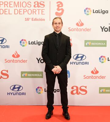 Álvaro Bautista, piloto de motociclismo posando a su llegada a los Premios AS 2022.







