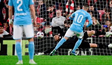 El guardameta internacional rescató a su equipo en el peor momento. Con empate a tres en el marcador, Simon le detuvo un penalti a Iago Aspas.