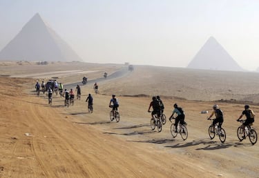 Como si de un disco superventas se tratara, ahí va un ‘bonus track’, ya que el Tour d’Afrique es un caso aparte. Hablamos de una carrera salvaje, extrema y de una duración jamás vista sobre dos ruedas: ¡90 días! Tal como su nombre indica, los participantes deben recorrer el continente de una punta a otra en ese lapso de tiempo, cubriendo un total de 12.000 kilómetros con salida en Egipto y llegada a Sudáfrica. Por el camino, obstáculos como el Monte Kilimanjaro, las Cataratas Victoria o el desierto de Namibia.