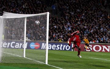 30/09/09 - En su primer año como madridista ya empezó a hacer goles que pasarán a la historia del jugador portugués. Este 'tomahawk' lo anotó frente al Olympique de Marsella en la Champions League en 2009.