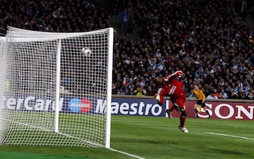 30/09/09 - En su primer año como madridista ya empezó a hacer goles que pasarán a la historia del jugador portugués. Este 'tomahawk' lo anotó frente al Olympique de Marsella en la Champions League en 2009.