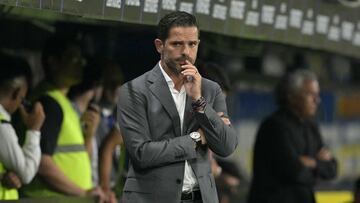 Boca Juniors' coach Fernando Gago gestures during the Copa Libertadores qualification second round second leg football match between Argentina's Boca Juniors and Peru's Alianza Lima at the Alberto J. Armando "La Bombonera" stadium in Buenos Aires on February 25, 2025. (Photo by JUAN MABROMATA / AFP)