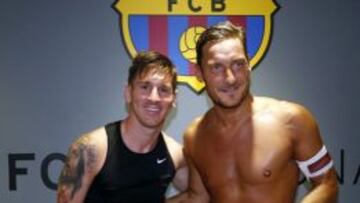 En forma. Messi posa con Totti tras el Gamper. Los dos parecen felices y en estado de revista.