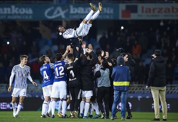 SAN SEBASTIAN, SPAIN - DECEMBER 20:  Carlos Vela of Real Sociedad (C) is honored by his teammates on his last match as player of Real Sociedad during the La Liga match between Real Sociedad and Sevilla  at  on December 20, 2017 in San Sebastian, .  (Photo by Juan Manuel Serrano Arce/Getty Images)