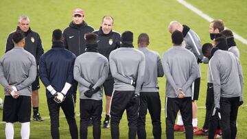 Jardim habla con sus jugadores en el entrenamiento del Mónaco.