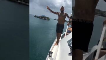 Vidal mostró su espectacular 'piquero' en idílica playa