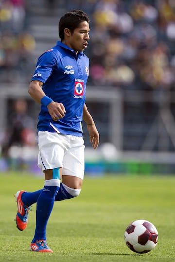 Surgió de la cantera celeste y rápidamente se colocó como una promesa del futbol mexicano. Partió a Europa con el Villarreal y volvió a México en 2015 con Tigres, equipo con el que acaba de salir campeón recientemente.
