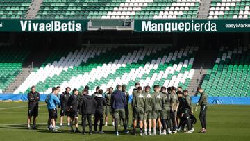 La plantilla y "VIva el Betis Manquepierda".