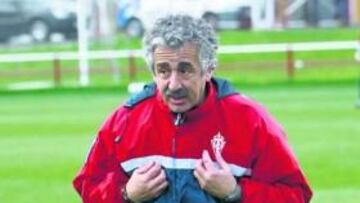 <b>CONCENTRADO. </b>Preciado, dando instrucciones ayer en Mareo.