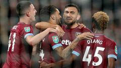 Soccer Football - Carabao Cup - Third Round - West Ham United v Macclesfield Town - London Stadium, London, Britain - September 26, 2018  West Ham&#039;s Ryan Fredericks celebrates scoring their fourth goal with team mates           Action Images via Reuters/Matthew Childs  EDITORIAL USE ONLY. No use with unauthorized audio, video, data, fixture lists, club/league logos or &quot;live&quot; services. Online in-match use limited to 75 images, no video emulation. No use in betting, games or single club/league/player publications.  Please contact your account representative for further details.