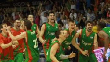 Los jugadores del Cajasol celebraron su regreso a los playoffs la pasada jornada al imponerse al FIATC Joventut.