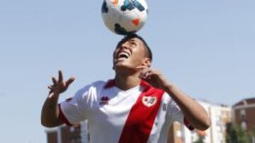 Cueva, en su presentación con el Rayo.