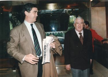 Padre e hijo fueron los presidentes del Zaragoza en la época de los 90, los años dorados del club maño. Alfonso padre llegó al cargo en 1992 y estuvo hasta 1996, cuando falleció. En sus años, el Zaragoza logró ganar una Copa del Rey en 1994. En su mandato llegó el mayor éxito del club, la Recopa ganada en 1995 al Arsenal. También era el presidente de la empresa Pikolin, publicidad que llevó el equipo durante más de 10 años. Tras su muerte, llegó al cargo su hijo. Su etapa como presidente también fue exitosa, ya que lograron ganar dos Copas del Rey, una de ellas al Real Madrid en 2004. Estuvo muy cerca de jugar la fase previa de la Champions al quedar cuarto en el año 2000, pero en su lugar fue el Real Madrid, ya que había quedado campeón de la edición. En su etapa, el club maño descendió a segunda a principios de los 200, pero volvió a Primera a los dos años. Estuvo en el cargo hasta 2006