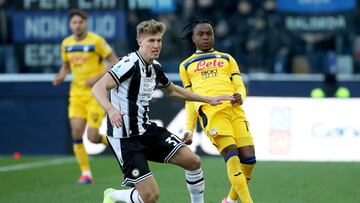 Udine (Italy), 11/01/2025.- Udinese's Thomas Kristensen (L) and Atalanta's Ademola Lookman in action during the Italian Serie A soccer match Udinese Calcio vs Atalanta BC in Udine, Italy, 11 January 2025. (Italia) EFE/EPA/Gabriele Menis