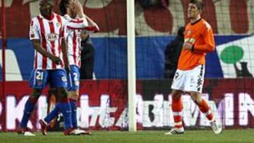 <b>DERROTA. </b>Perea, Valera y Mario Suárez, ante el Valencia.