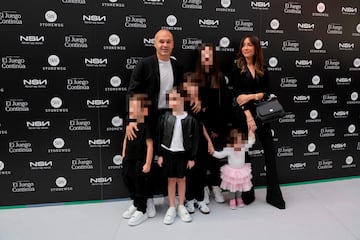 Andrés Iniesta junto a su familia posan en el photocall durante el acto del anuncio de su retirada del fútbol celebrado en el Puerto de Barcelona.