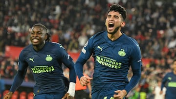 SEVILLA, 29/11/2023.- El delantero del PSV Ricardo Pepi (d) celebra tras marcar el tercer gol ante el Sevilla, durante el partido de la fase de grupos de la Liga de Campeones que Sevilla FC y PSV Eindhoven disputan este miércoles en el estadio Ramón Sánchez-Pizjuán. EFE/Raúl Caro
