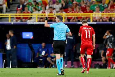 Corría el minuto 35 cuando el árbitro ingles Michael Oliver señaló los vestuarios suspendiendo el partido momentáneamente.