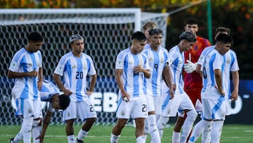 AMDEP1481. VALENCIA (VENEZUELA), 28/01/2025.- Jugadores de Argentina reaccionan este martes, en un partido del grupo B del Campeonato Sudamericano sub-20 entre las selecciones de Argentina y Bolivia en el estadio Polideportivo Misael Delgado en Valencia (Venezuela). EFE/ Juan Carlos Hernández