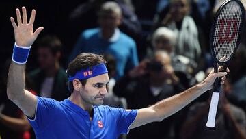 ARA1. LONDRES (REINO UNIDO), 13/11/2018.- El tenista suizo Roger Federer celebra un punto ante el austriaco Dominic Thiem durante un partido de las Nitto Finales ATP disputado hoy, martes 13 de noviembre de 2018, en el O2 de Londres (Reino Unido). EFE/Andy Rain