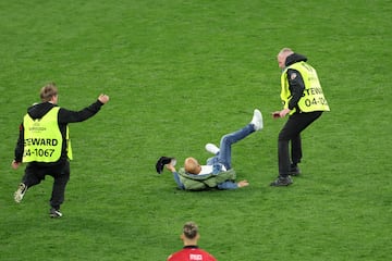 Un aficionado invade el campo en el partido entre Italia y Albania
