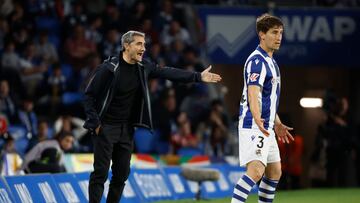 SAN SEBASTIÁN, 04/05/2025.- El entrenador del Athletic, Ernesto Valverde (i), durante el partido de LaLiga EA Sports de fútbol que Real Sociedad y Athletic Club disputan este domingo en el Reale Arena, en San Sebastián. EFE/Juan Herrero