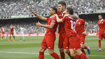 Jugadores del Sevilla celebran un gol