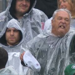 WATCH: Angry Jets fan loses teeth