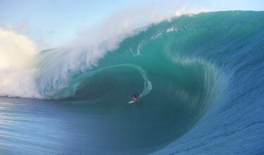 2019 fue un granaño para ella. Ganó el título de campeona del mundo de surf de olas grandes de la World Surf League. El coronavirus la ha pillado en Hawái, donde no está prohibido surfear y donde ha anunciado también que en julio se estrenará la película 'She is the ocean', de donde sale esta espectacular imagen...