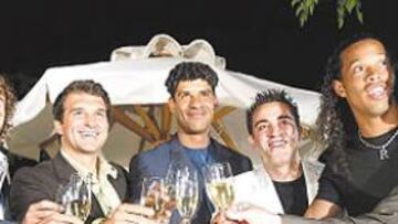 <b>BRINDIS. </b>El miércoles por la noche, el Barcelona brindó por la Liga. Todos esbozaron una sonrisa menos Rosell. ¿Por qué será?