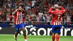 Memphis Depay celebrando su gol junto a Antoine Griezmann en la victoria de Atlético de Madrid sobre Granada por LaLiga.