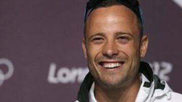 DMS01 LONDRES (REINO UNIDO) 01/08/2012.- El atleta discapacitado sudafricano Oscar Pistorius gesticula durante un encuentro con la prensa durante los Juegos Olímpicos de Londres 2012, en Londres, Reino Unido, hoy miércoles 1 de agosto de 2012. Pistorius competirá en la prueba de 400 m masculinos el próximo día 4. EFE/Dennis M. sabangan