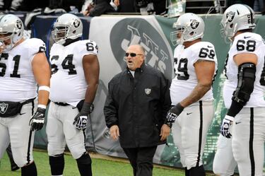 Lleg¨® a Oakland en 2013 como coach asistente en 2013.