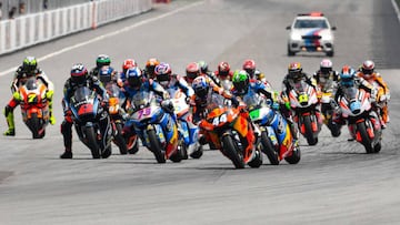 Los pilotos de Moto2 en la carrera de Malasia.