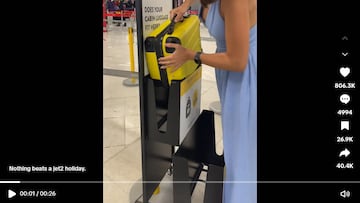 Una mujer tiene problemas para meter la maleta en el medidor de la aerolínea y la solución sorprende al mundo: “Es una icono”