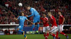 Javi Garc&iacute;a (c) and Alex Witsel (l) in action for Zenit. 