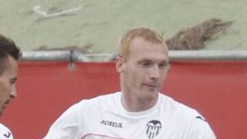 Jeremy Mathieu durante el entrenamiento del Valencia.