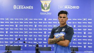 Silva, presentado con el Legan&eacute;s. 