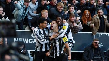 Soccer Football - Premier League - Newcastle United v Fulham - St James' Park, Newcastle, Britain - October 25, 2025 Newcastle United's Bruno Guimaraes celebrates scoring their second goal with Newcastle United's William Osula and Newcastle United's Anthony Elanga Action images via Reuters/Lee Smith EDITORIAL USE ONLY. NO USE WITH UNAUTHORIZED AUDIO, VIDEO, DATA, FIXTURE LISTS, CLUB/LEAGUE LOGOS OR 'LIVE' SERVICES. ONLINE IN-MATCH USE LIMITED TO 120 IMAGES, NO VIDEO EMULATION. NO USE IN BETTING, GAMES OR SINGLE CLUB/LEAGUE/PLAYER PUBLICATIONS. PLEASE CONTACT YOUR ACCOUNT REPRESENTATIVE FOR FURTHER DETAILS.. TPX IMAGES OF THE DAY