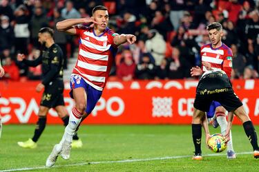 Uzuni vuelve al once de la jornada tras un nuevo doblete. El pichichi de la categoría (lleva 17 tantos) encadena cuatro jornadas viendo puerta en las que ha anotado seis tantos. Sus dos goles llegaron desde el punto de penalti. El primero, por cierto, lo provocó él.