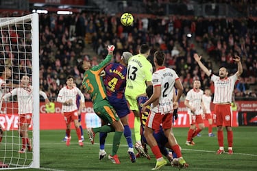 Paulo Gazzaniga, Ronald Araujo y Joan García disputan un balón en los minutos de descuento del partido.