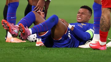 France's forward #10 Kylian Mbappe (C) reacts as he lies on the pitch during the FIFA World Cup 2026 Group D European qualification football match between France and Azerbaidjan at the Parc des Princes Stadium in Paris, on October 10, 2025. (Photo by Anne-Christine POUJOULAT / AFP)