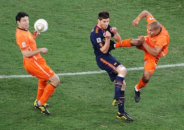 La patada de De Jong a Xabi Alonso en la final del Mundial de Sudáfrica de 2010 quedó grabada en la retina de muchos espectadores. Fue uno de los momentos clave de la final entre España y Holanda, ocurrió cuando Xabi Alonso cabeceó un balón para David Villa y, en un intento por robarle el esférico, de Jong clavó sus tacos en el pecho del futbolista español. Una acción que escandalizó al fútbol mundial y marcó la carrera del holandés, pues la prensa lo situó en el punto de mira.